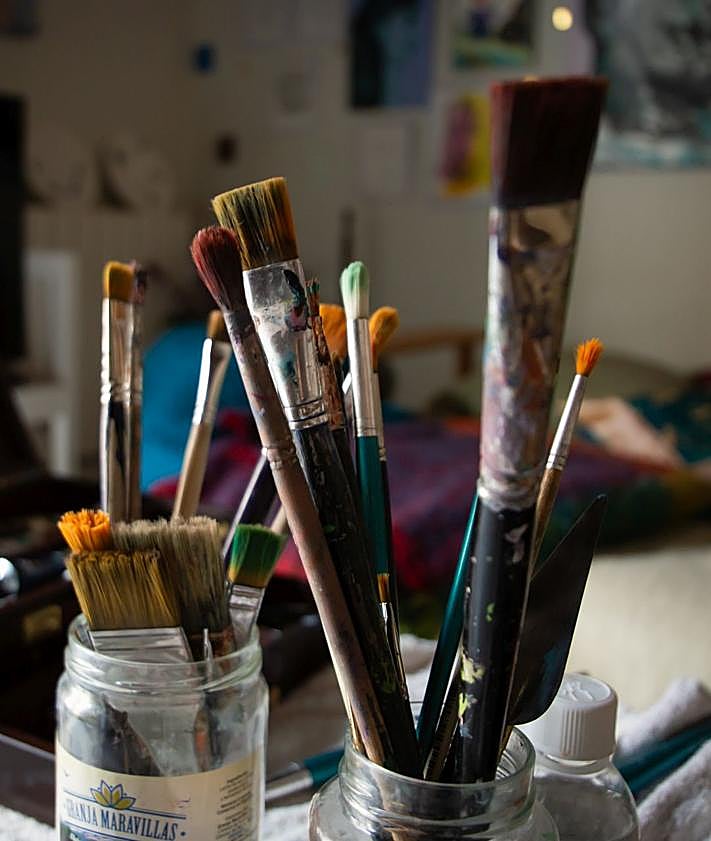 Imagen secundaria 2 - Preparación de pintura y útiles de la artista. 